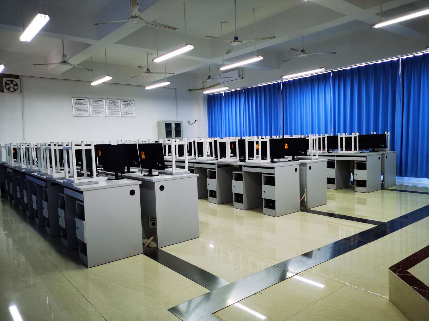 微机室 - 校园环境 - 南宁市银海三雅学校